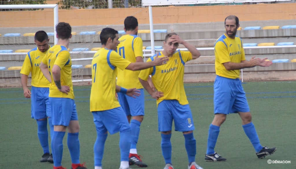 Imagen: Jugadores del CD Dénia antes de un partido