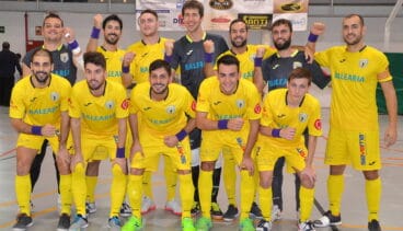 Jugadores del CFS Mar Dénia luciendo las muñequeras solidarias