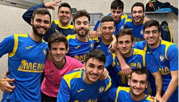 jugadores del dianense celebrando la victoria