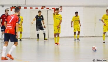 jugadores del mar denia en posicion defensiva