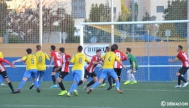 Jugadores dianenses buscando el remate