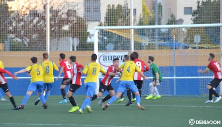 Jugadores dianenses buscando el remate