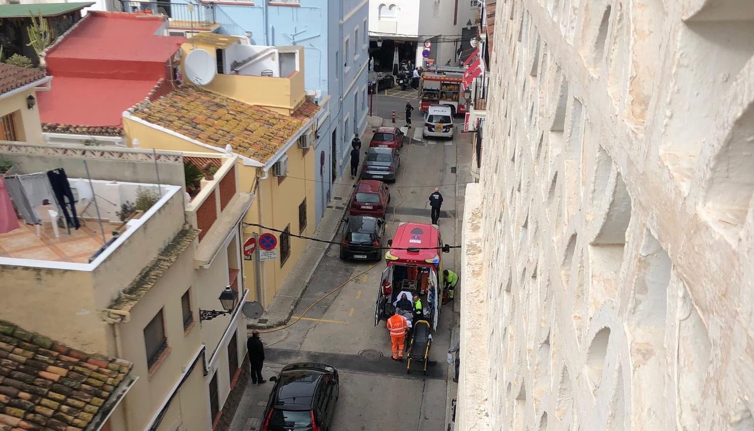 Imagen: La ambulancia atiende a un herido por el incendio