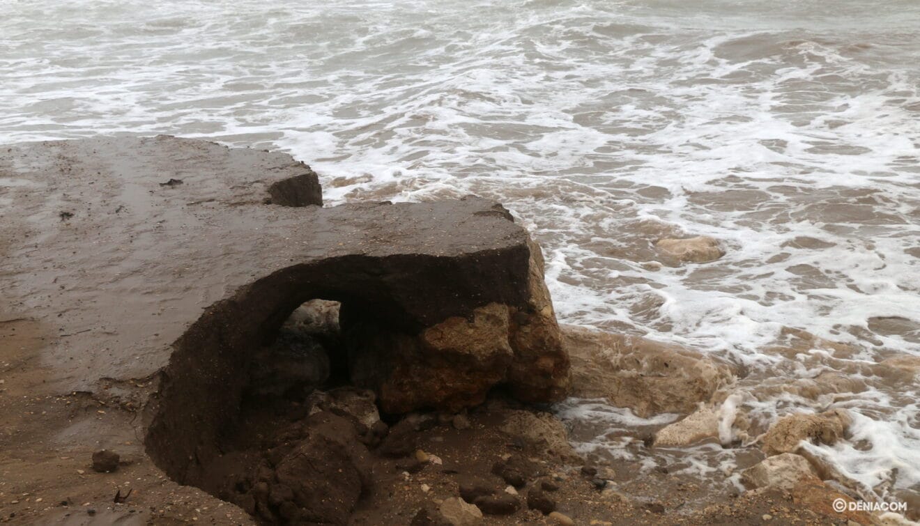 La playa desaparece ante el poderío de las olas