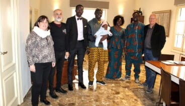 lamine y su familia junto al alcalde y concejales