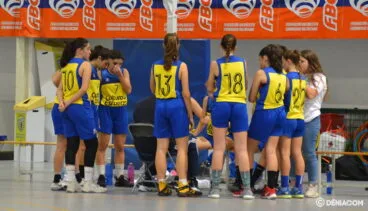 Las juniors del Dénia Básquet durante un tiempo muerto