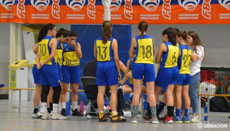 Las juniors del Dénia Básquet durante un tiempo muerto
