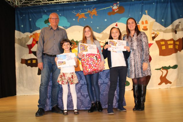 Leah Sivera, del Sagrado Corazón, gana el 25 concurso escolar de tarjetas de Navidad 2 Imagen: Las tres ganadores del concurso de tarjetas