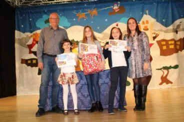 Las tres ganadores del concurso de tarjetas