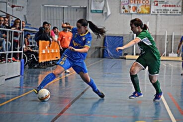 laura ribes regateando a una rival