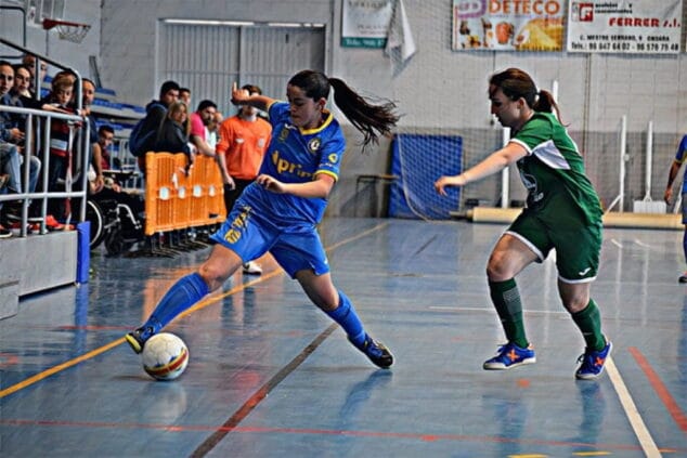 laura ribes regateando a una rival