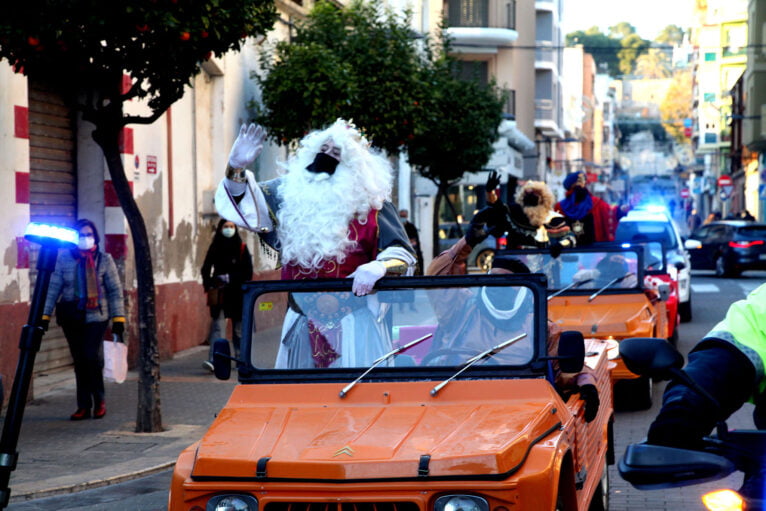 Los Reyes Magos recorren la calle Diana durante la pandemia