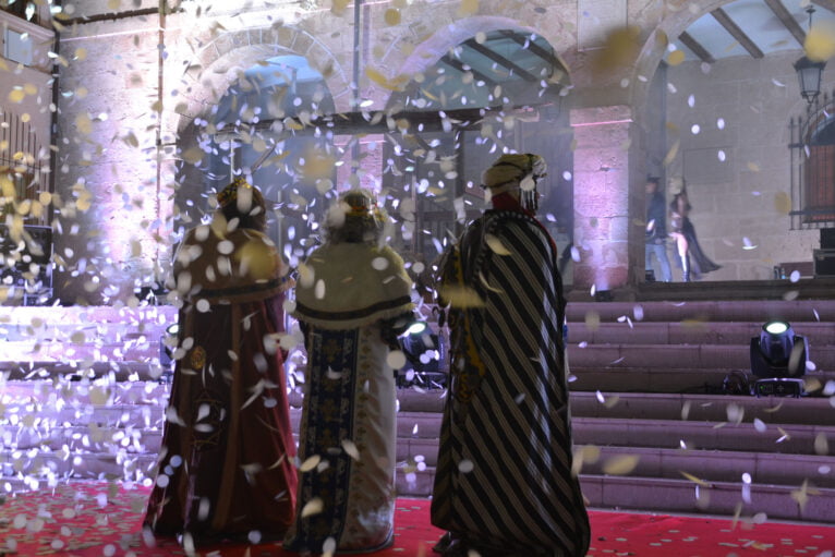 Los Reyes Magos son recibidos bajo el ayuntamiento
