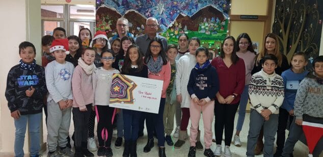 Imagen: Marina Bermejo junto a sus compañeros y la tarjeta ganadora