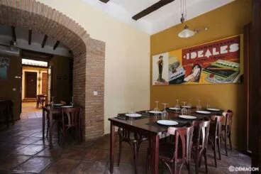 mesas interior taberna sevillana