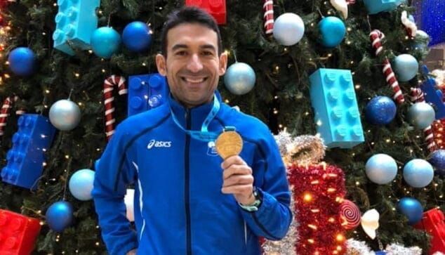 miguel angel martinez luciendo su medalla