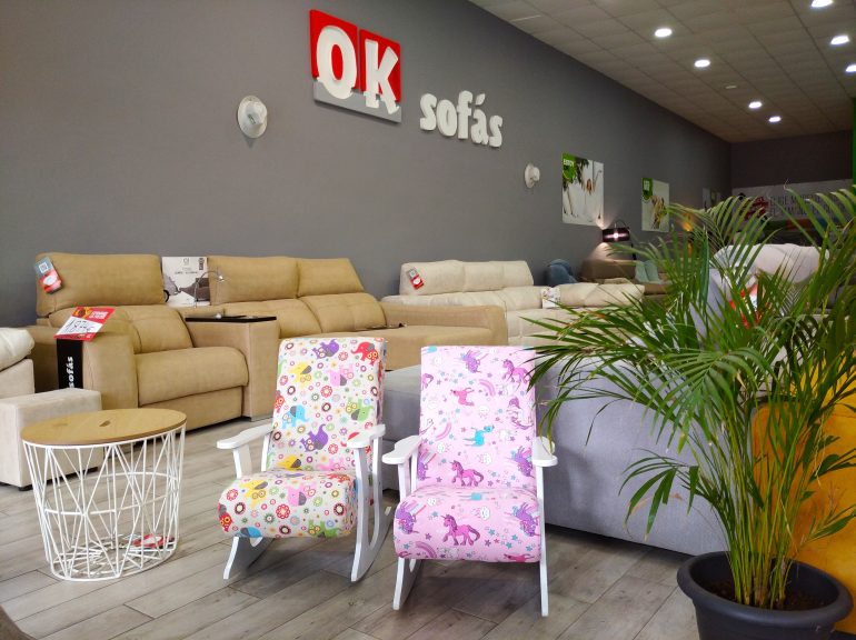 Ok Sofás - Mesa de decoración y mecedoras infantiles