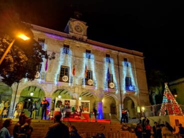 Papá Noel atiende a cada uno de los niños y toma nota de sus deseos