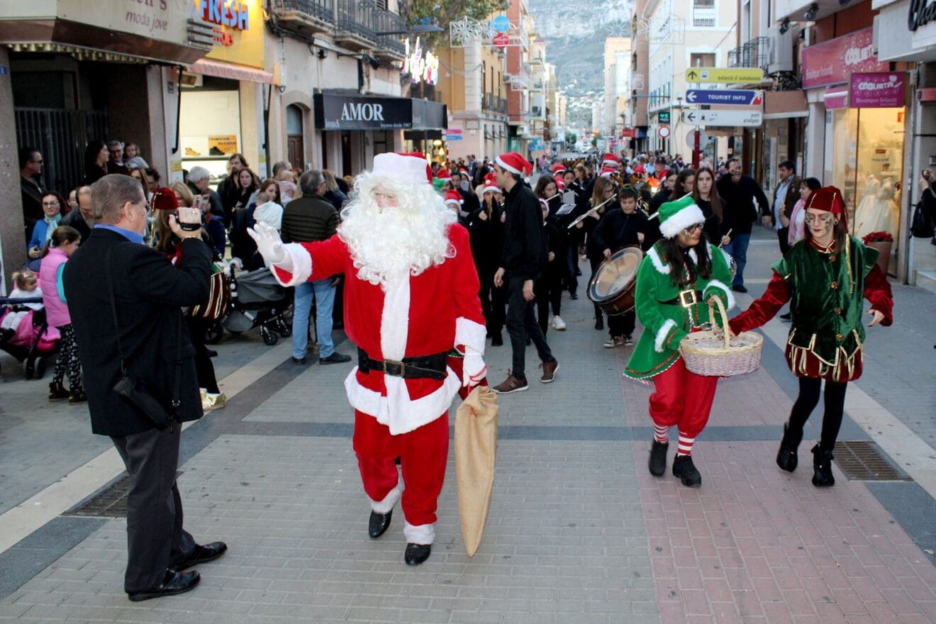 Papá Noel dirigiéndose al ayuntamiento de Dénia