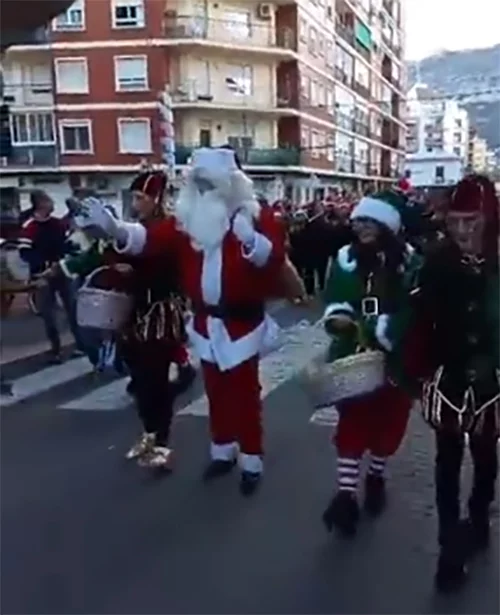 Papá Noel en el pasacalle por las calles de Dénia