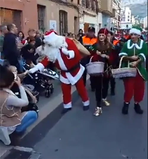 Papá Noel saluda al público
