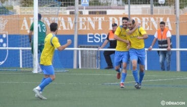 roberto navarro felicitado tras marcar un gol