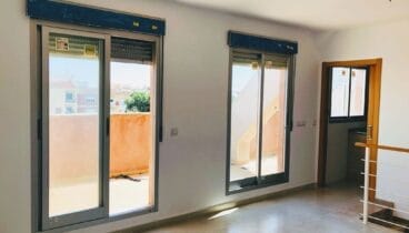 Salida a la terraza de un ático dúplex en Ondara – Mare Nostrum Inmobiliaria