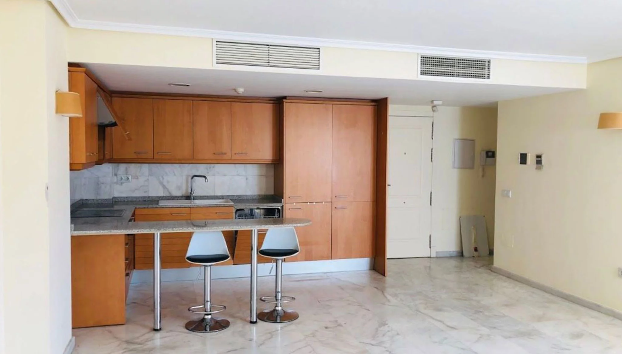 Salon con cocina en piso de tres dormitorios en Moraira – Mare Nostrum Inmobiliaria