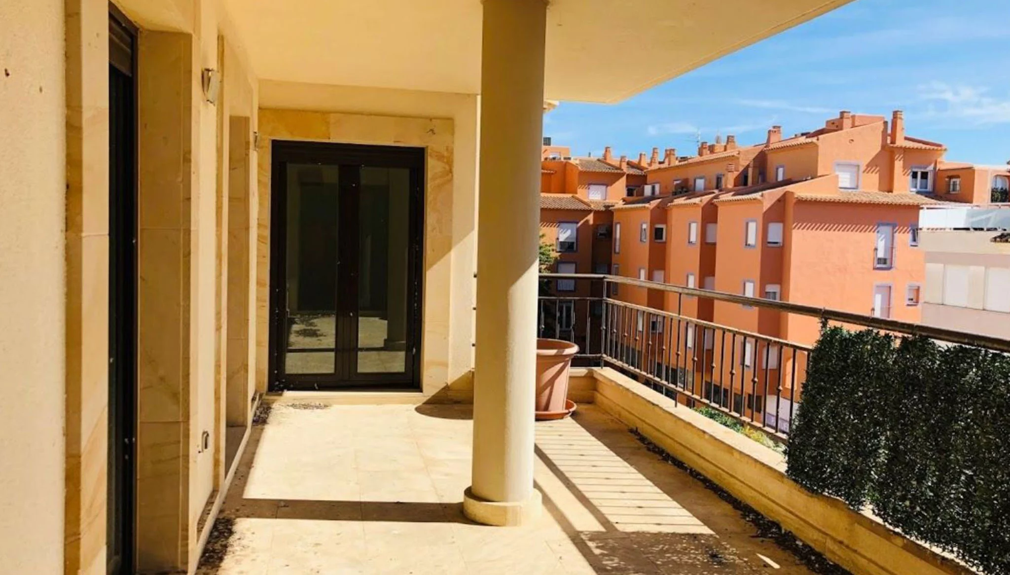 Terraza en un piso de tres dormitorios en Moraira – Mare Nostrum Inmobiliaria