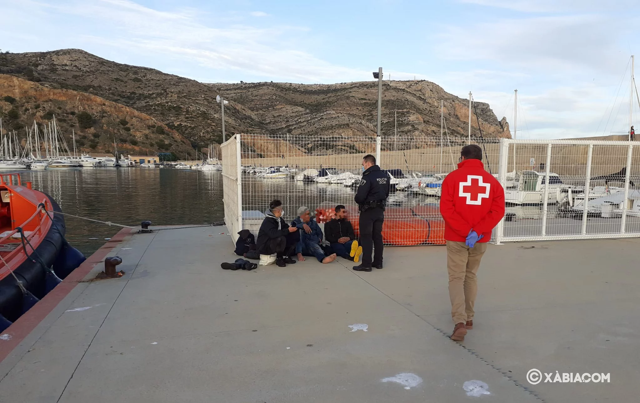 Tres de los 12 inmigrantes en el puerto de Xàbia
