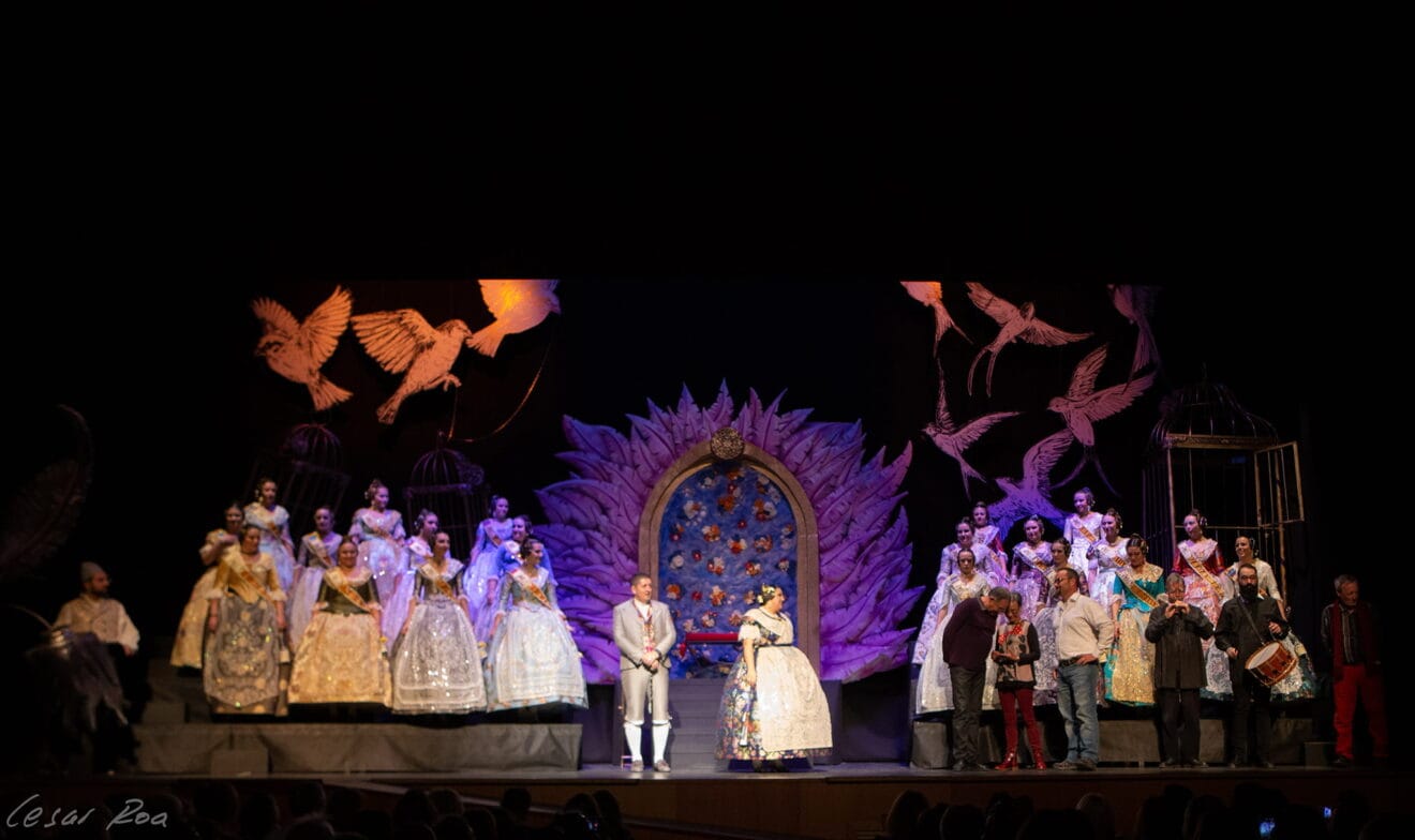 A L'ESCENARI AMB CANTADORS