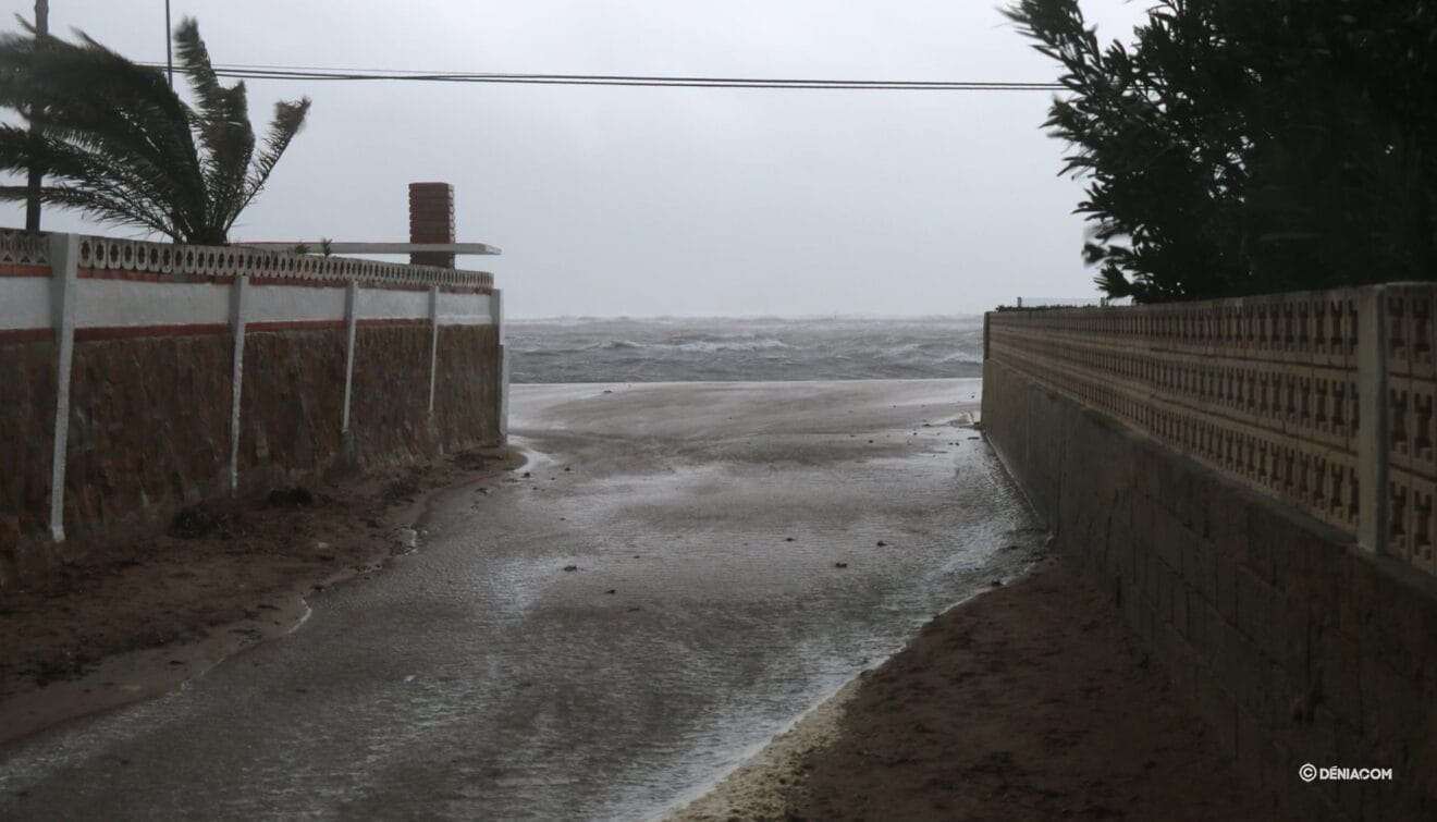 Acceso a la playa de Blay Beach inundado