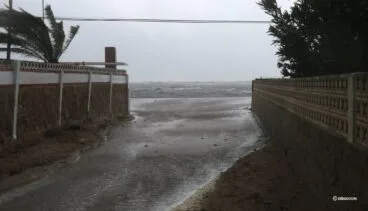 Acceso a la playa de Blay Beach inundado