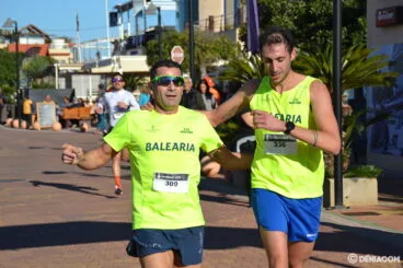 Aitor Cabeza entrando en meta junto a Fran López