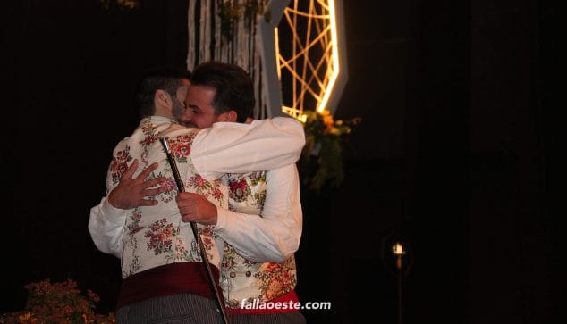 Color y alegría en la presentación de María Jesús Pastor al frente de la Oeste 2 Imagen: Áles Salmerón recibe el bastón de Presdente