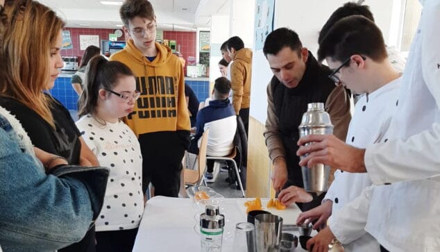 Imagen: Alumnos haciendo zumos