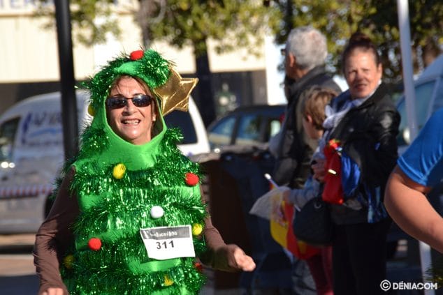 amelia con su disfraz de arbol de navidad