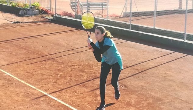 Las Veteranas +35 del CT Dénia se juegan el título ante Sporting Club de València 2 Imagen: Ana Caselles golpeando la bola