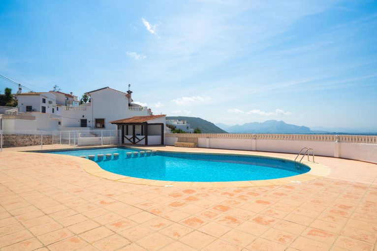 Apartamento con piscina comunitaria en Dénia - Aguila Rent a Villa