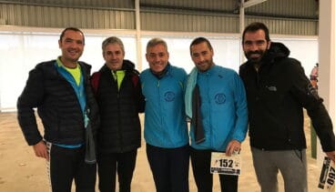 atletas del denia corre en la media de santa pola