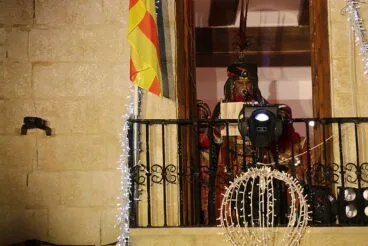 Baltasar lee el discurso desde el balcón del ayuntamiento