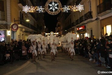Bailarinas reciben a Sus Majestades de Oriente