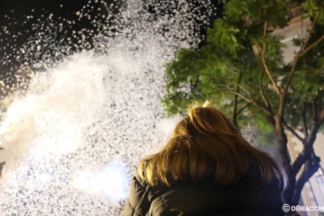 Imagen: Una niña disfrutando del espectáculo