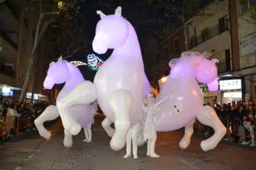 Caballos hinchables en una de las cabalgatas de Reyes Magos