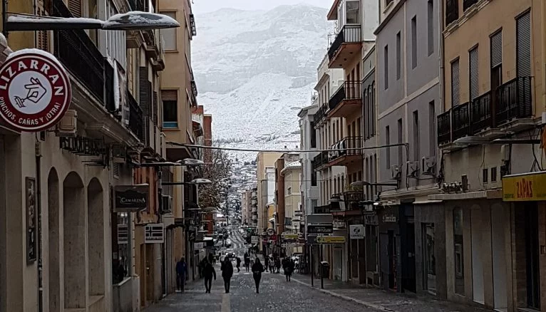 Diana Straße mit dem schneebedeckten Montgo im Hintergrund