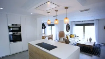 Cocina totalmente equipada con isla central en una villa de lujo – Fine & Country Costa Blanca Norte
