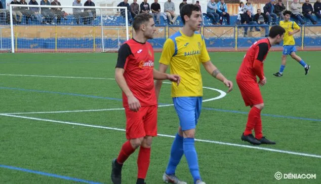 Imagen: Coke vigilado por un rival