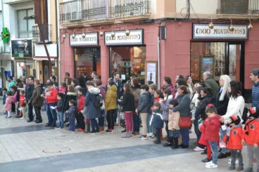 Cola para entregar la carta a los emisarios reales