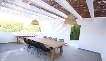 Comedor exterior bajo una pérgola – Fine & Country Costa Blanca Norte