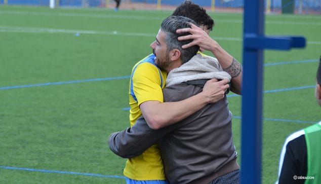 Imagen: Coque brindando su gol al técnico Esteban